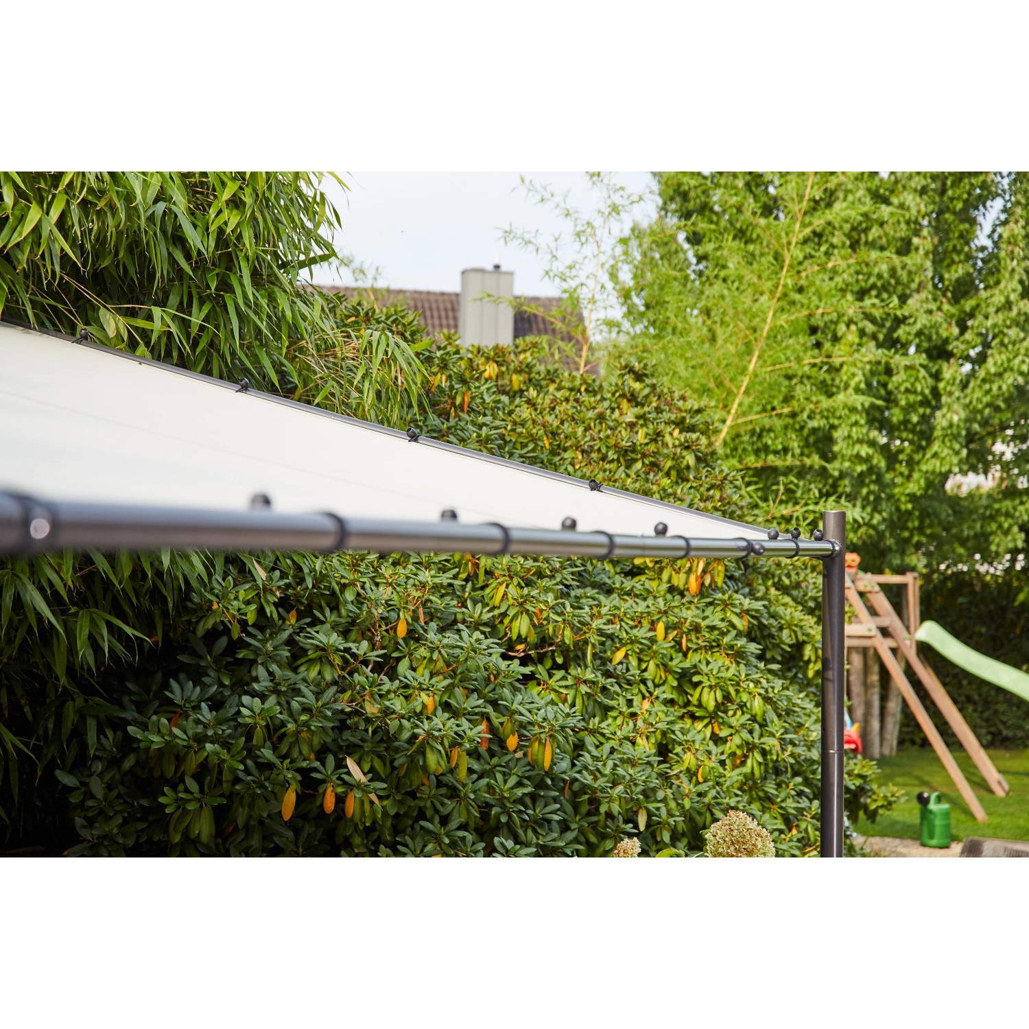 Grauer Siena Garden Pavillon Levino (300x400 cm) mit schrägem Dach im Garten.