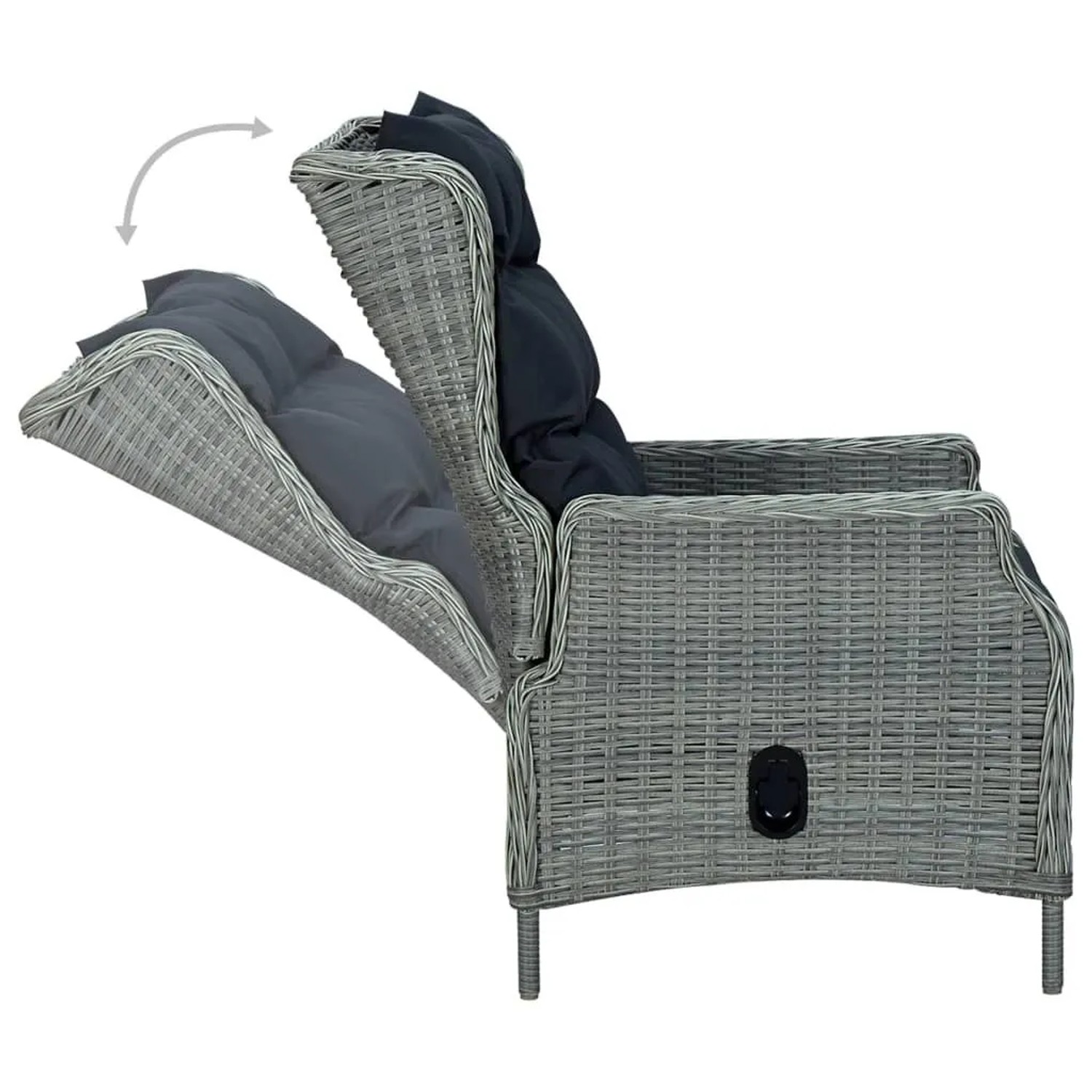Verstellbarer, hellgrauer Rattan Gartensessel mit Fußhocker und schwarzen Polstern in Liegeposition.