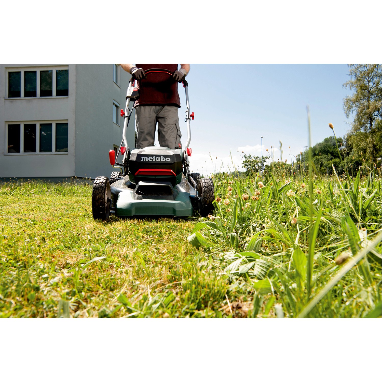 metabo Akku-Rasenmäher RM 36-18 LTX BL 46 im Einsatz auf einer Rasenfläche.
