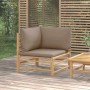 vidaXL Garten-Ecksofa aus naturbelassenem Bambus mit taupefarbenen Kissen auf einer Holzterrasse.