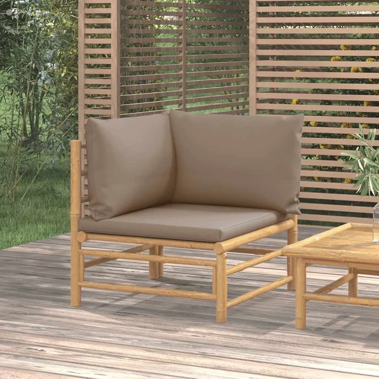 vidaXL Garten-Ecksofa aus naturbelassenem Bambus mit taupefarbenen Kissen auf einer Holzterrasse.