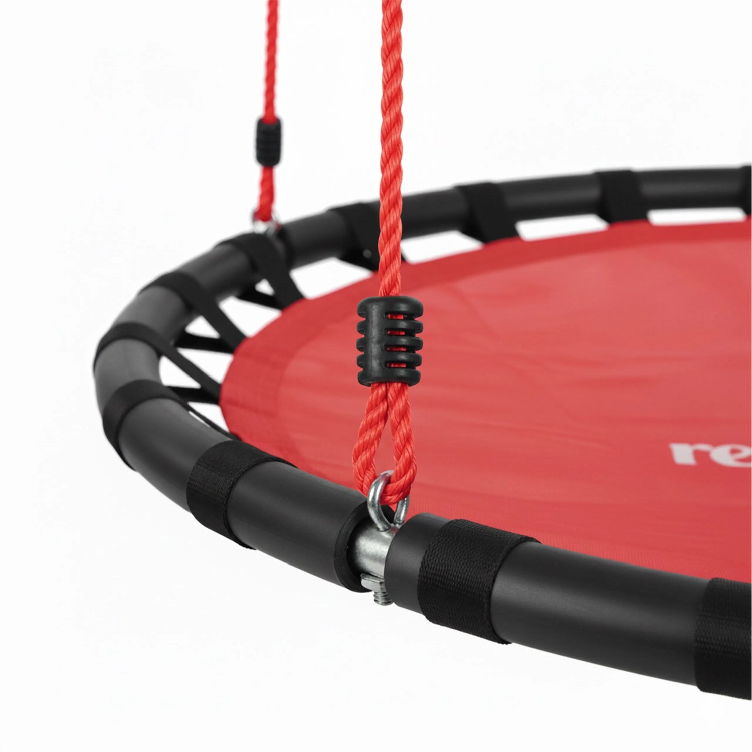 Rote Relaxdays Nestschaukel aus Stoff und Stahl, höhenverstellbar. Detail des gepolsterten Rahmens und der roten Seile.