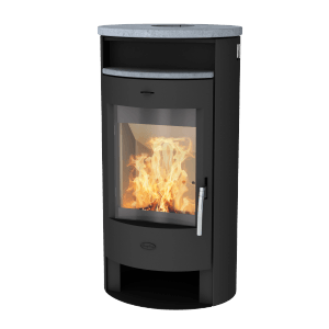 Schwarzer Fireplace Jakarta Kaminofen mit Specksteinverkleidung und brennendem Feuer.