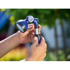 Nahaufnahme einer LUX Gartendusche, die von Händen gehalten wird. Fokus auf den Duschkopf und die Verbindung.