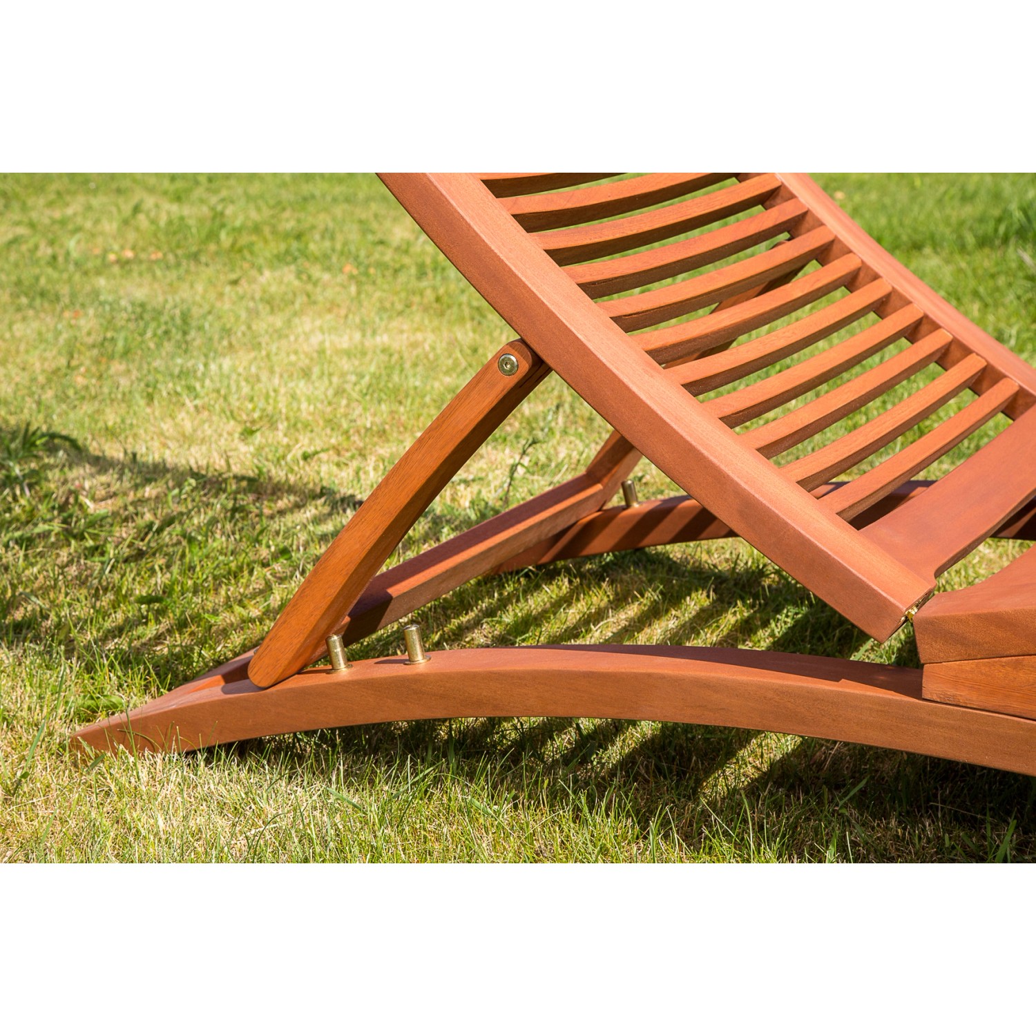 Detailaufnahme: Gartenliege Cuba aus Eukalyptusholz mit Auflage, klappbar.