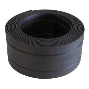 Aufgerollte, schwarze Windhager Rasenkante aus Kunststoff für die Beetbegrenzung.