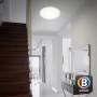 Dimmbare, weiße Brilo LED-Deckenleuchte Slim S B-Smart Panel (22 W) im Flur.