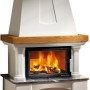 Weißer Haas+Sohn Genf II Kaminofen mit Holzfeuer und Wärmespeicherbeton, 8 kW Leistung.