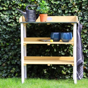 Axi Pflanztisch mit Ablagen, braun/weiß, 76x37x91,5 cm, mit Gießkanne und Pflanzen.