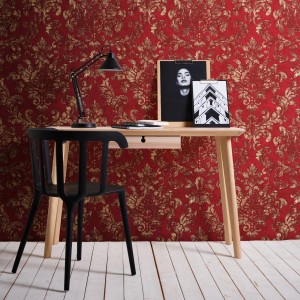 Barock Tapete in Rot-Gold mit Ornament-Muster hinter Schreibtisch und Stuhl.