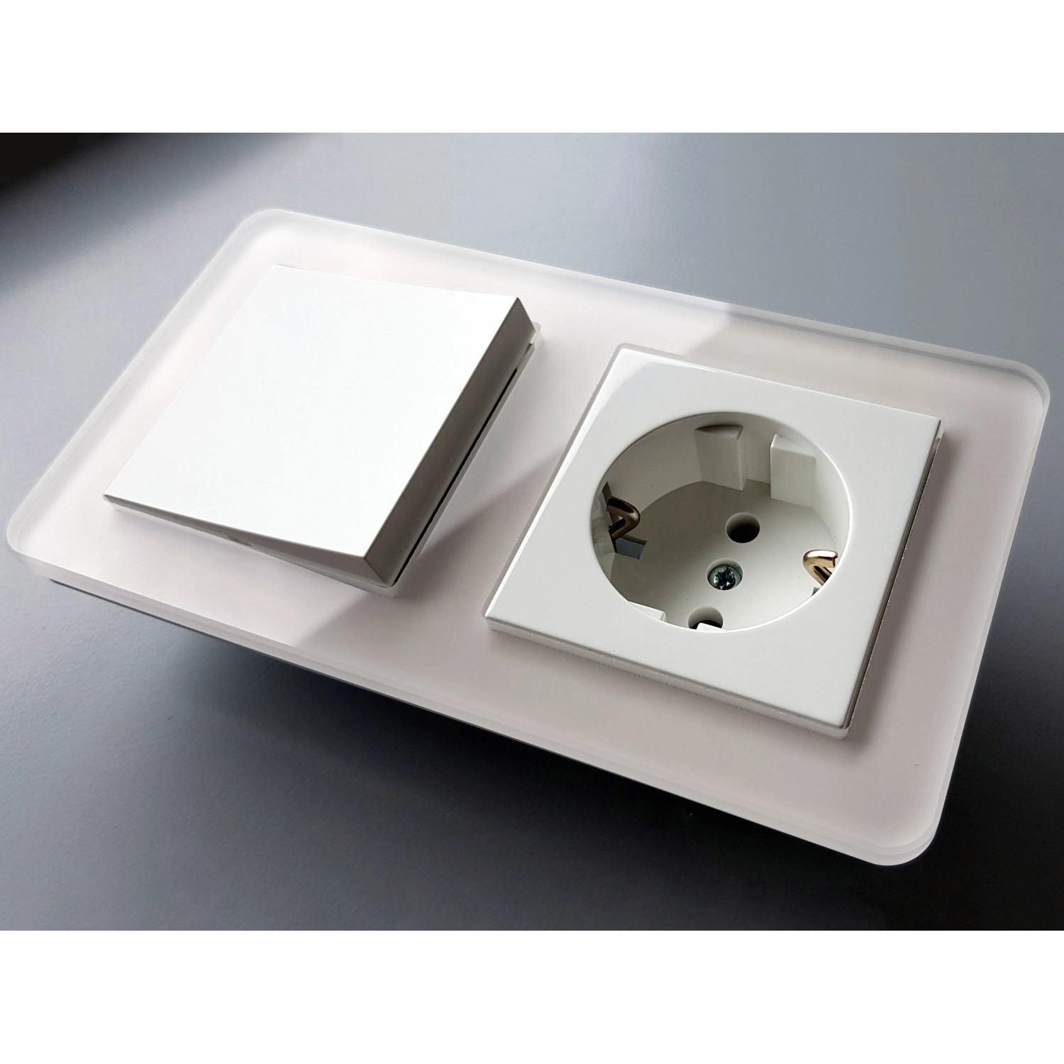 Weißer 2-fach Glasrahmen Leonie Unterputz für Schalter und Steckdose, 84x155 mm.