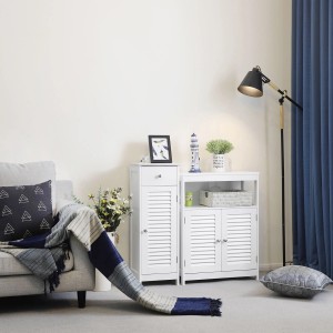 Weißer Vasagle Badschrank (30x32x87cm) im Badezimmer-Ambiente. Schmaler Badschrank mit Schublade und Lamellentür.