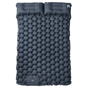 Graue selbstaufblasende Doppel-Isomatte mit Luftkammern und integrierten Kissen für Camping & Outdoor.