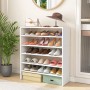 Weißer, 5-stufiger Stapelbarer Schuhschrank aus Holz, gefüllt mit verschiedenen Schuhen. Moderne Schuhkommode für Flur.