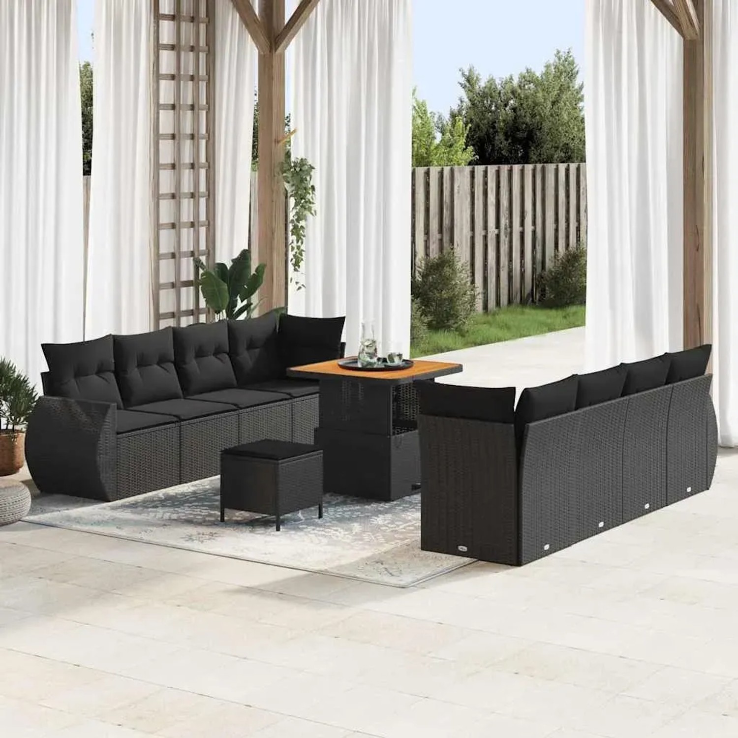 Schwarzes 11-teiliges vidaXL Garten-Sofa-Set aus Poly Rattan mit Tisch und Hockern.