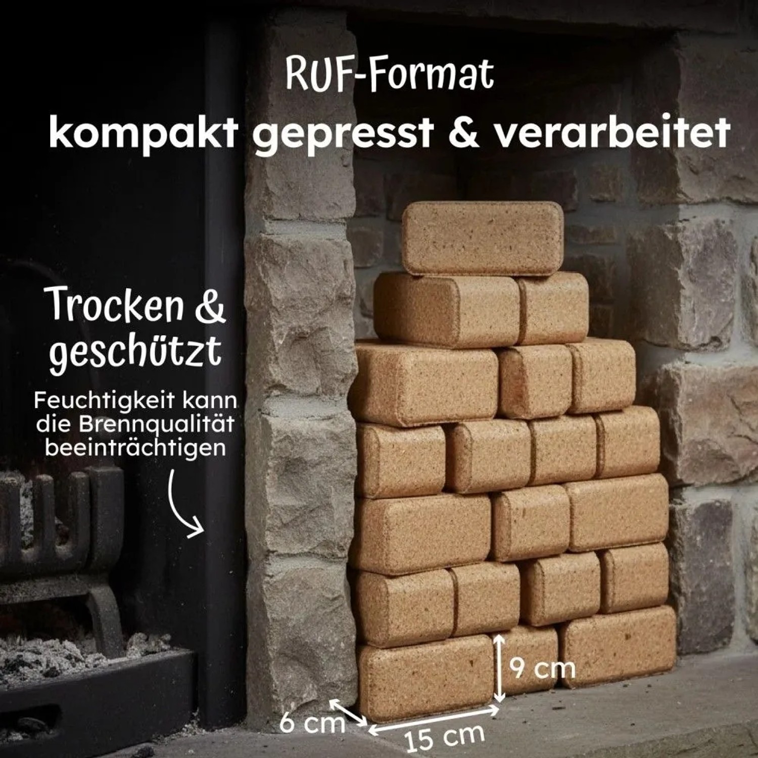 Gestapelte Moorland Holzbriketts (30 kg) im RUF-Format neben einem Kamin.