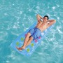 Mann entspannt auf blauer Bestway Luftmatratze (177x63 cm) im Wasser.