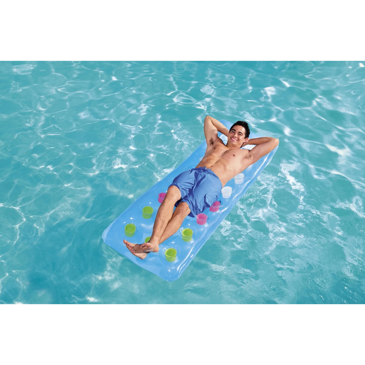 Mann entspannt auf blauer Bestway Luftmatratze (177x63 cm) im Wasser.
