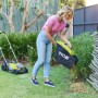Ryobi Akku-Rasenmäher RLM18X33B40 mit Fangsack im Einsatz im Garten.