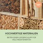 Nahaufnahme eines Kobolo Insektenhotels mit verschiedenen Füllmaterialien wie Bambusröhrchen, Zapfen und Holz.