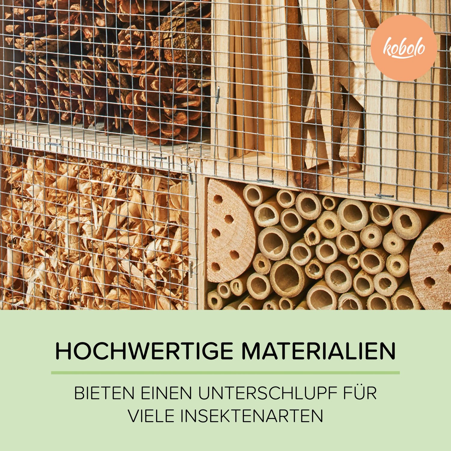 Nahaufnahme eines Kobolo Insektenhotels mit verschiedenen Füllmaterialien wie Bambusröhrchen, Zapfen und Holz.