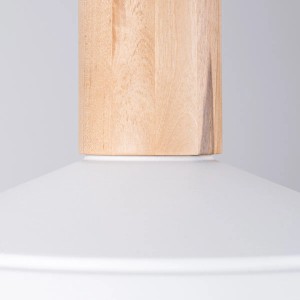 Detailansicht: Weiße Sollux Lighting Fano Pendelleuchte mit Holzaufsatz.