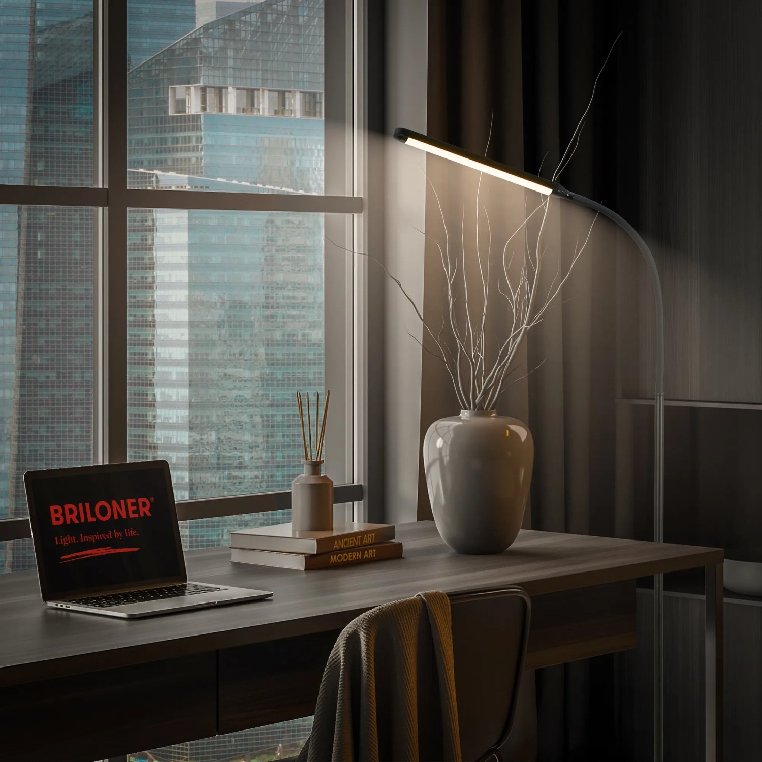 Schwenkbare Brilo LED-Stehleuchte Mura, schwarz, mit Touchdimmer und USB-C Anschluss, 135cm hoch.