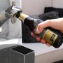 Axi Kühlwagen Retro: Hand öffnet Bierflasche am integrierten Flaschenöffner.