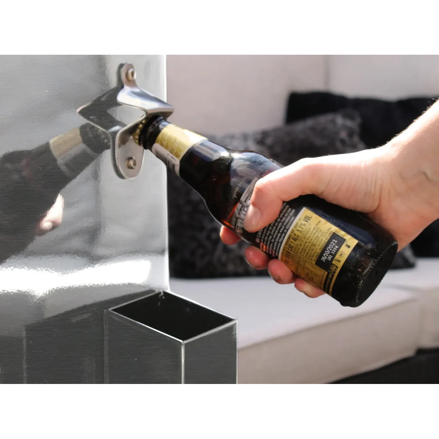 Axi Kühlwagen Retro: Hand öffnet Bierflasche am integrierten Flaschenöffner.