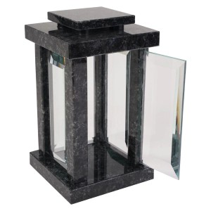 Viereckige Grablampe aus poliertem schwarzem Granit mit Glasfenstern, eine Tür ist geöffnet. Ideal für Grabkerzen.