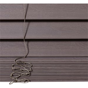 Graue OBI Jalousie Holzoptik Taberno, 80x160 cm, mit Zugschnur für Sicht- und Sonnenschutz.