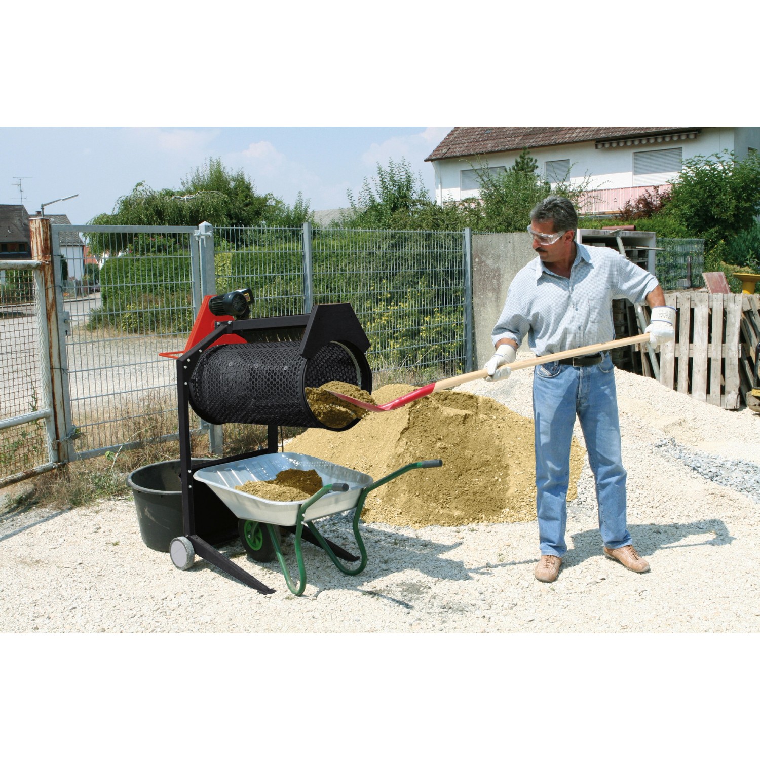 Scheppach Gartenrollsieb RS 400 beim Sieben von Erde in eine Schubkarre.