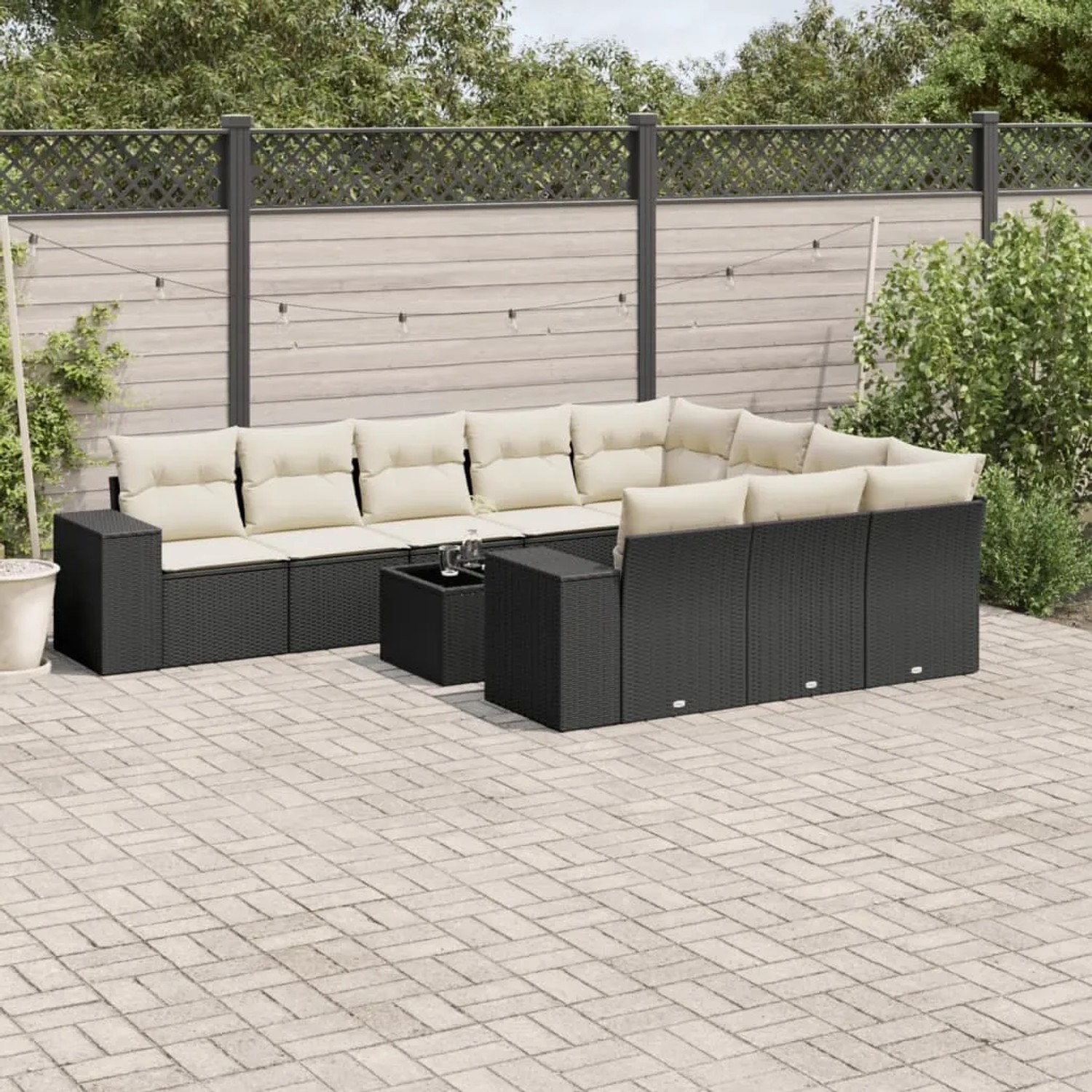 Schwarze 11-tlg. vidaXL Garten-Sofagarnitur aus Rattan mit cremefarbenen Kissen.