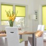 Gardinia EasyFix Rollo, 120x150 cm, Apfelgrün im Wohnraum mit Tisch und Stühlen.