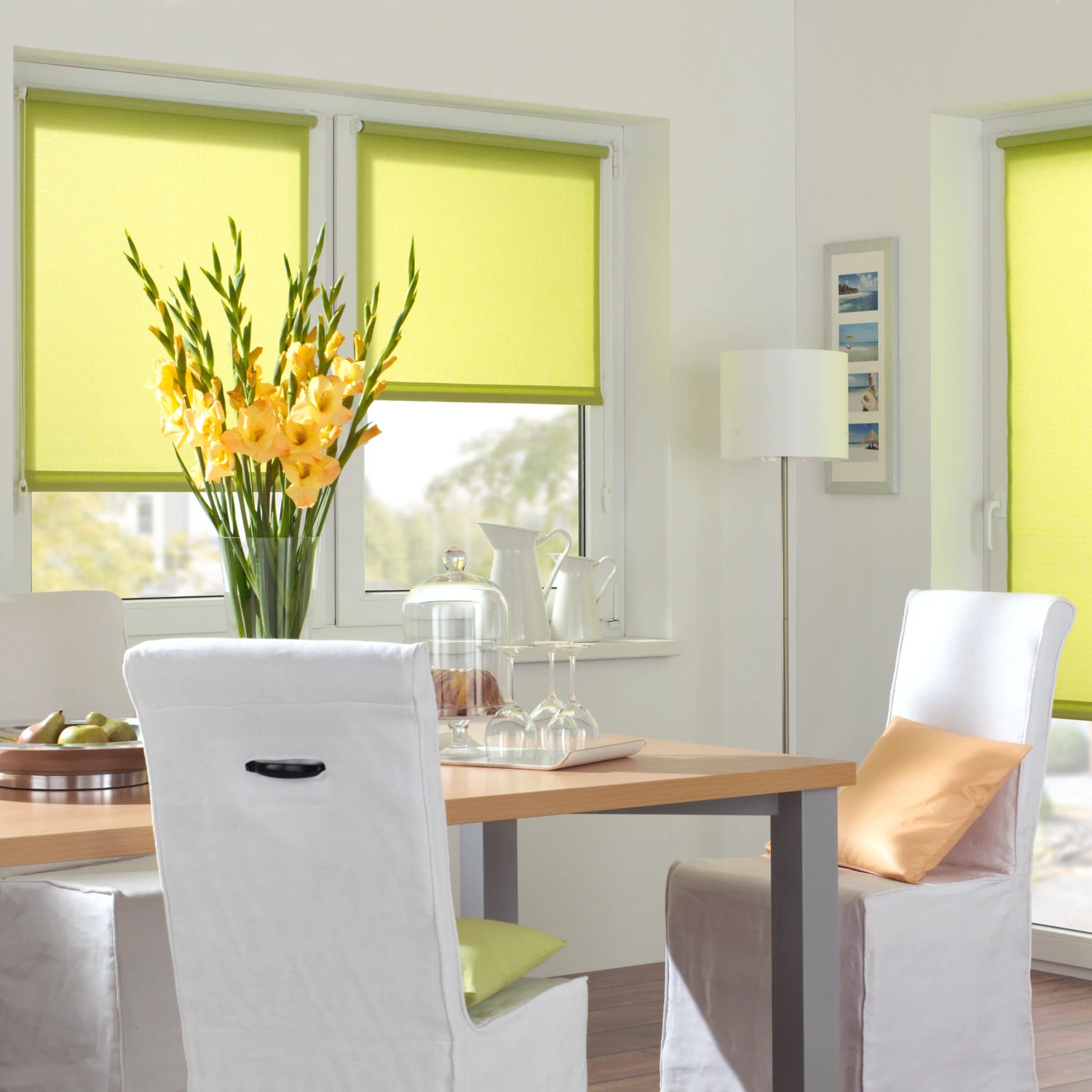 Gardinia EasyFix Rollo, 120x150 cm, Apfelgrün im Wohnraum mit Tisch und Stühlen.
