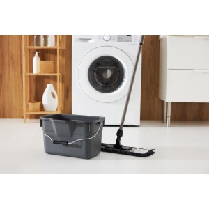 Rechteckiger, anthrazitfarbener Rotho Eimer Basic (12 l) mit Mopp und Wischsystem vor Waschmaschine.