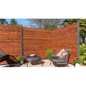 GartenLand Rhombus Zaun Craftwood, braun, 180x87cm, im Garten mit Sitzgruppe.