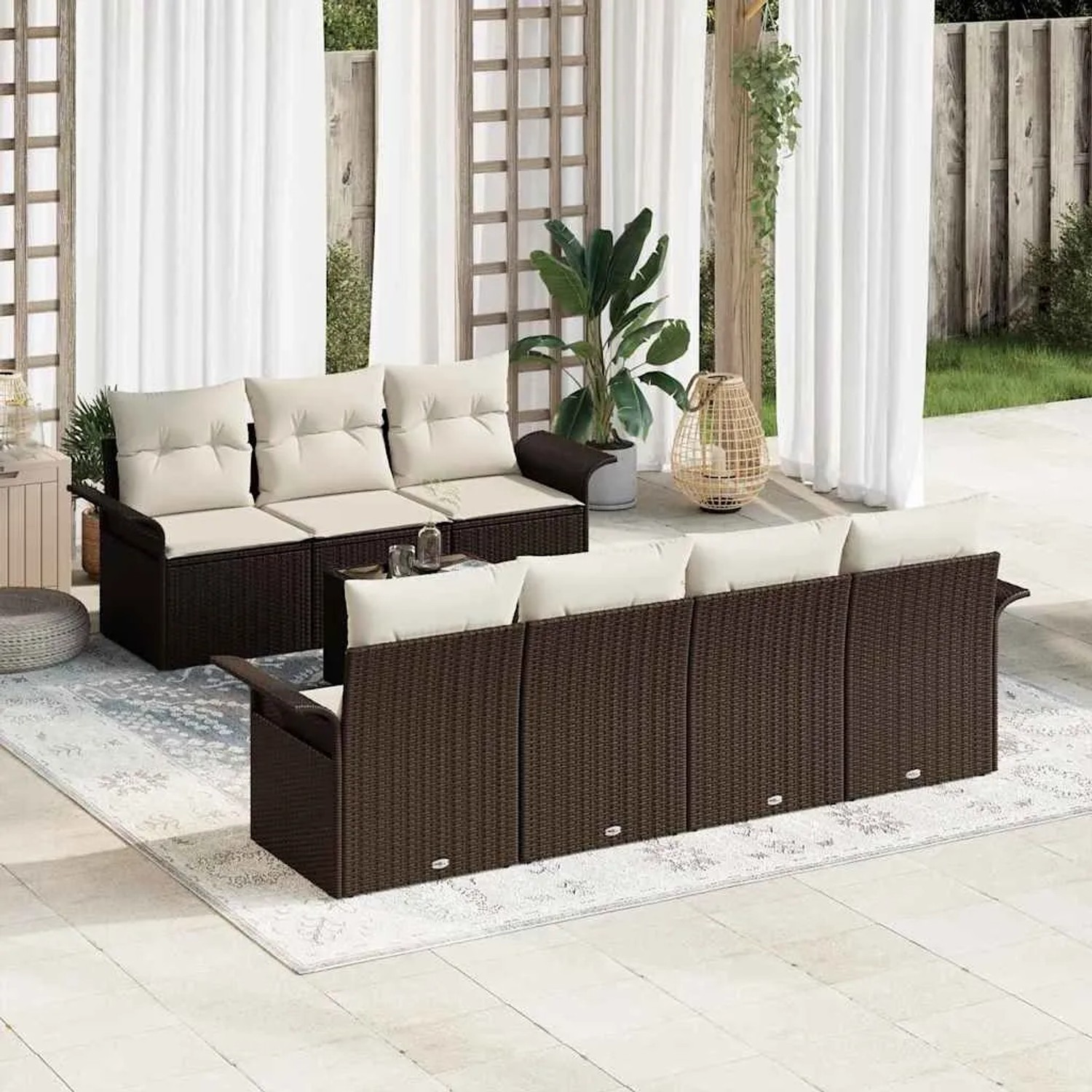 Braunes 8-teiliges vidaXL Garten-Sofa-Set aus Poly Rattan mit Tisch und beigen Kissen.