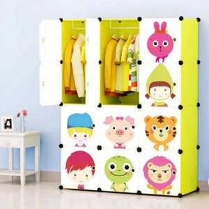 Bunter Rebiko Modularer Kleiderschrank für Kinder mit Tiermotiven und offener Tür.