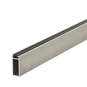 SOTECH Designer Schrankrohr NANO aus matt gebürstetem Aluminium mit schwarzer Gummiauflage, rechteckiges Profil.