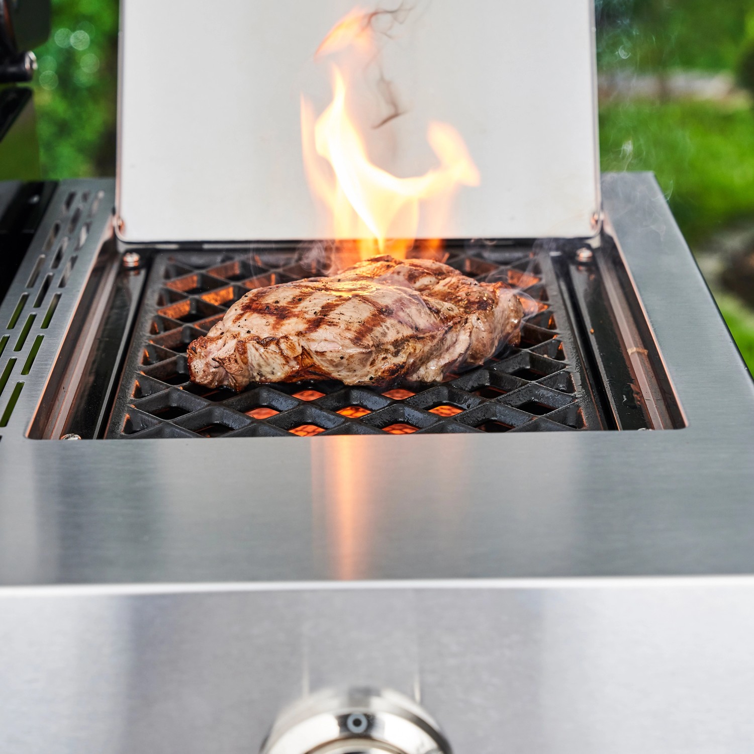 Saftiges Steak auf dem Sear-Brenner des Char-Broil Gasgrill Professional Pro S 3.