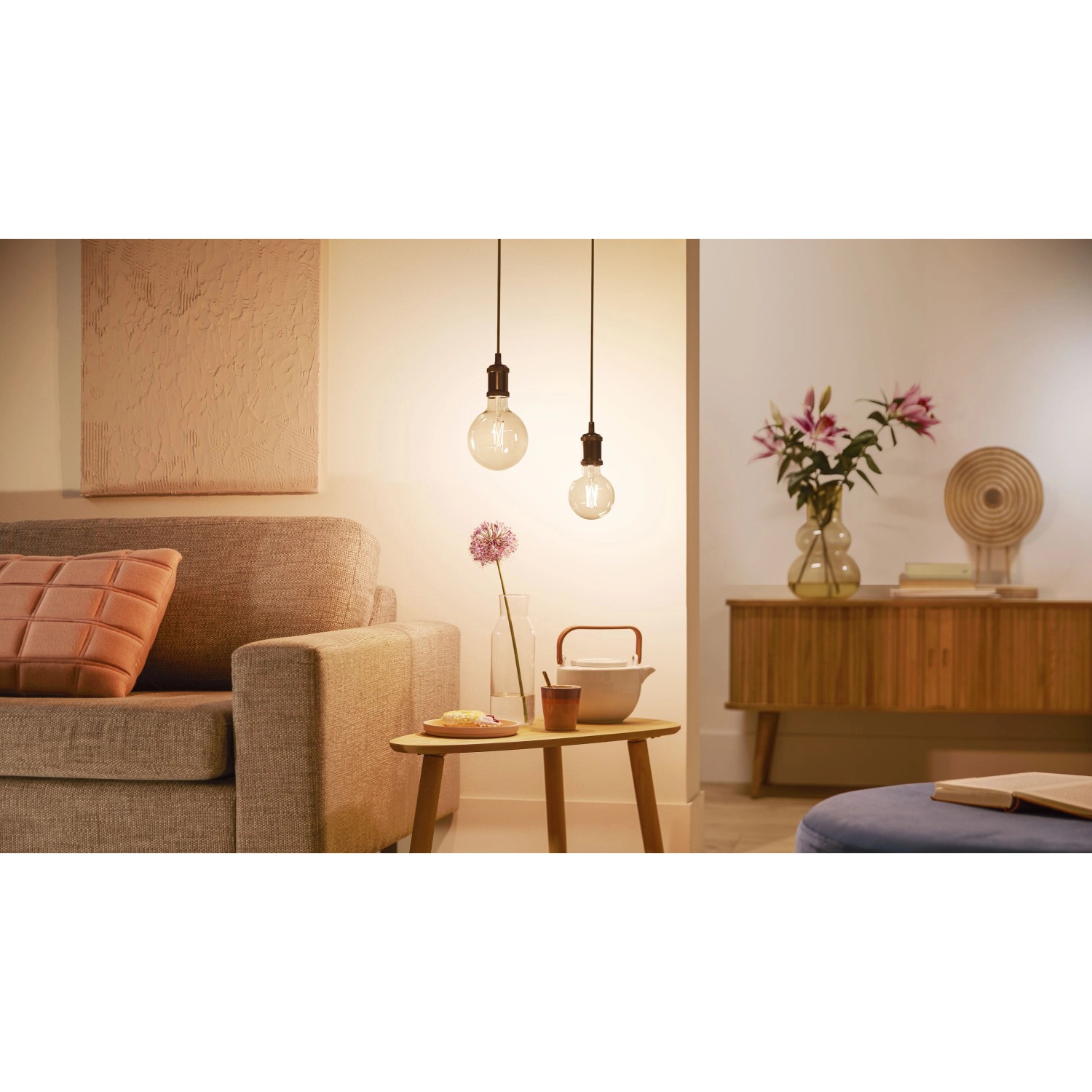 Philips Smart LED-Leuchtmittel Globe Filament G95 Amber in Wohnraum-Szene.