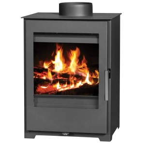 Victoria Kaminofen Parma SL, 5,18kW, mit Feuer im Brennraum. Kompakter Ofen für Holz und Holzbriketts.