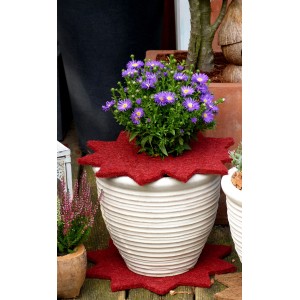 Rote Mulchscheibe Stern, Ø 37cm, als Winterschutz und Dekoration für Blumentöpfe im Garten.