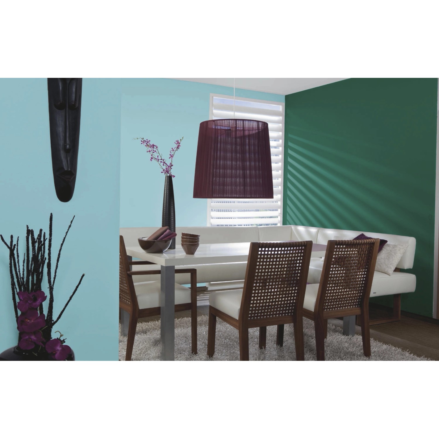 Wohnraum mit Wandfarbe Alpina Color Deep Green, seidenmatt.