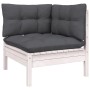 Weißes Gartenmöbel-Eckteil aus Kiefernholz mit anthrazitfarbenen Kissen als Teil eines Lounge-Sets.