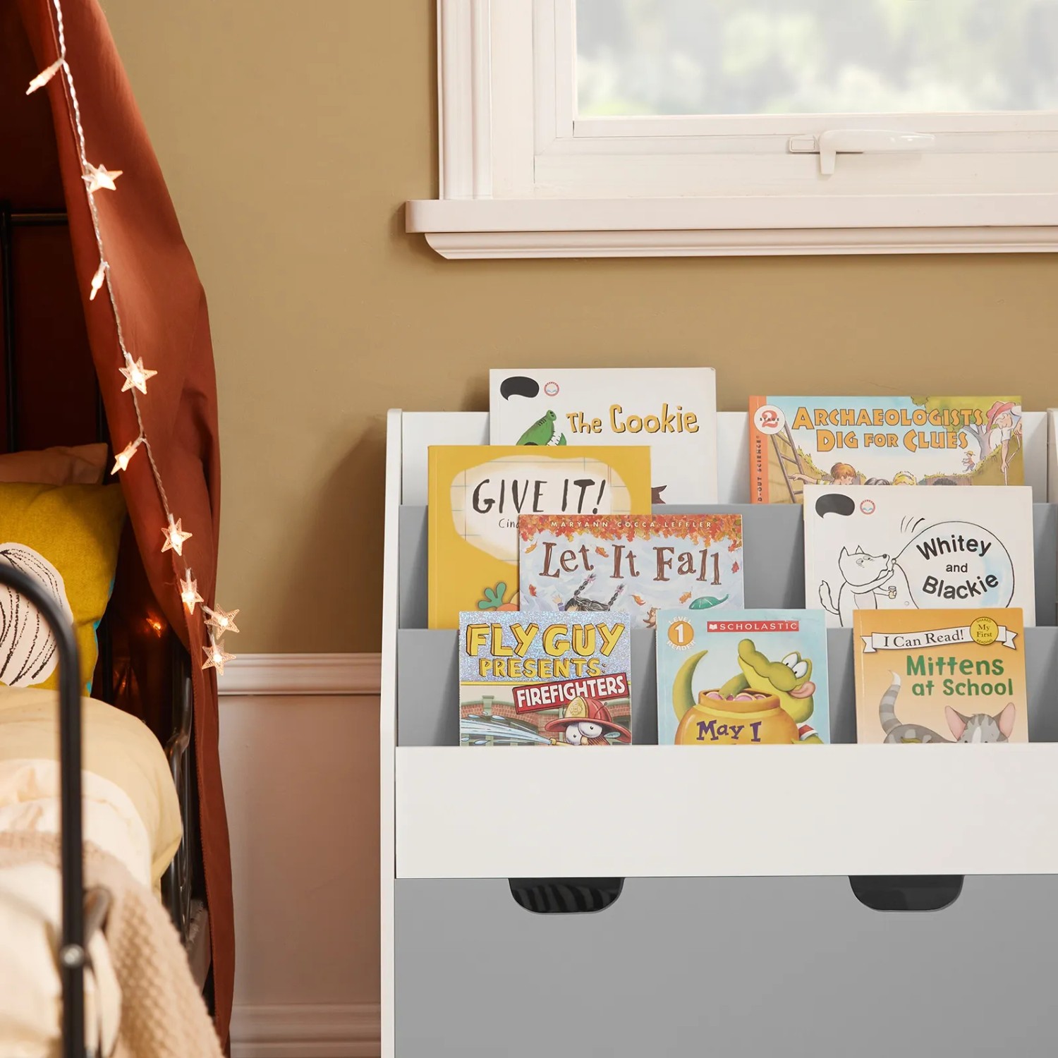 Weißes Kinder Bücherregal mit 3 Ablagen und Spielzeugtruhe im Kinderzimmer.