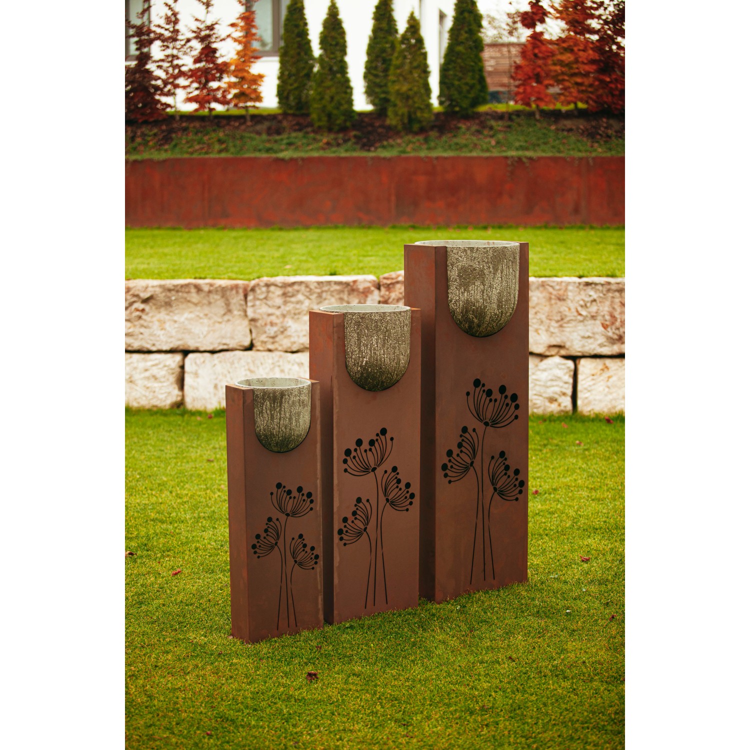 Ferrum Art Design Säulen-Set Stone, 3 Pflanzsäulen in Rostoptik mit Kalkbetontöpfen für Gartendekoration.
