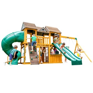 Zwerkules Spielturm Bolzo mit Rutschen, Schaukel und Kletterwand. Naturholz mit grünen Akzenten. Kinder spielen.