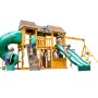 Zwerkules Spielturm Bolzo mit Rutschen, Schaukel und Kletterwand. Naturholz mit grünen Akzenten. Kinder spielen.